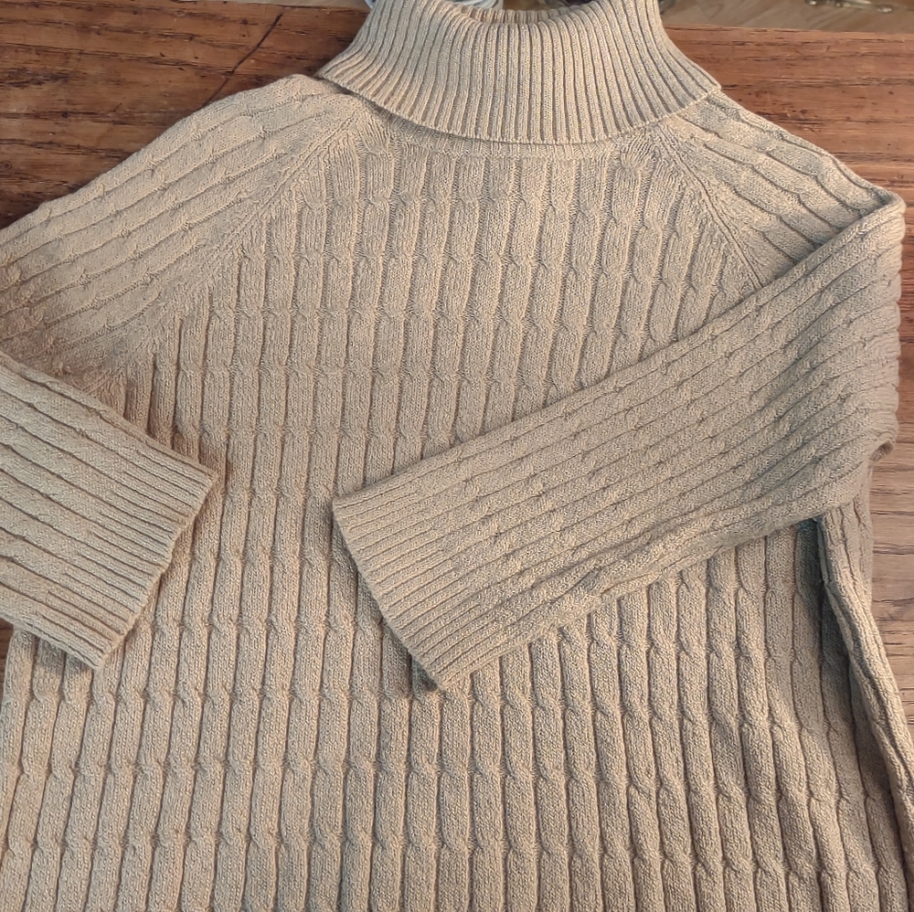Vintage style turtleneck elbow-length sleeves